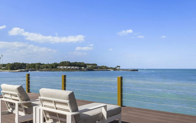 WelHome - Extraordinary Giant Water Villa on Nurai Island