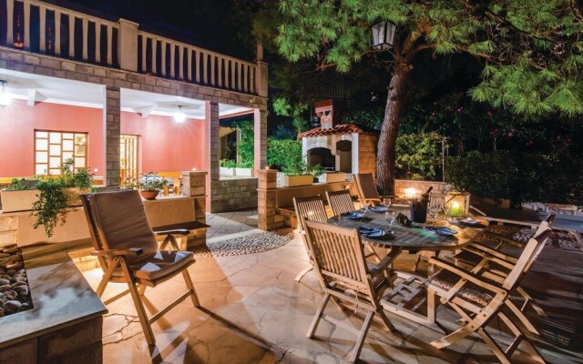 Stunning Home in Zaton Mali With Wifi and 5 Bedrooms