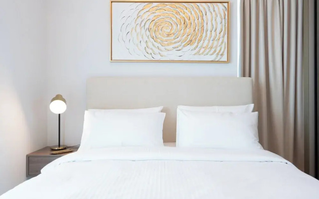 Luxurious 2-BR Oasis Steps Burj Khalifa