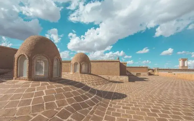 Manouchehri Traditional House And Hotel