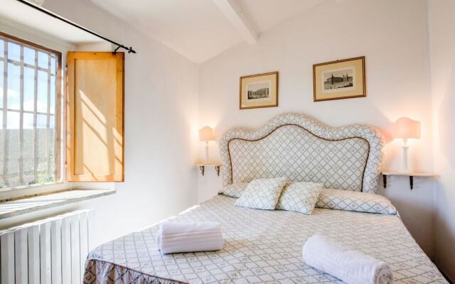 Spacious Mansion in Tuscany with Swimming Pool