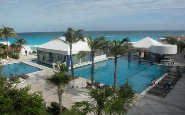 Cancun Beach ApartHotel by Solymar