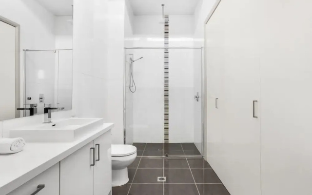 2-bed Apartment With Parking & Balcony Near Trains