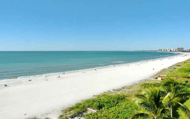 Inviting Beachfront Condo With Pool, spa and Views