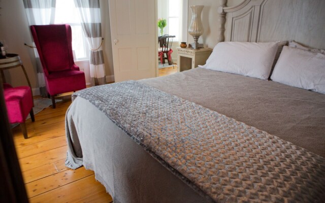 Red Mahone Bed & Breakfast