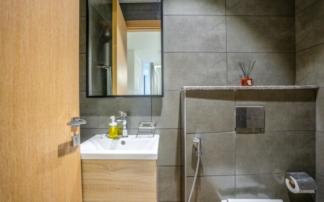 Tanin - Modern Spacious 1BR Apartment With 2 Balconies