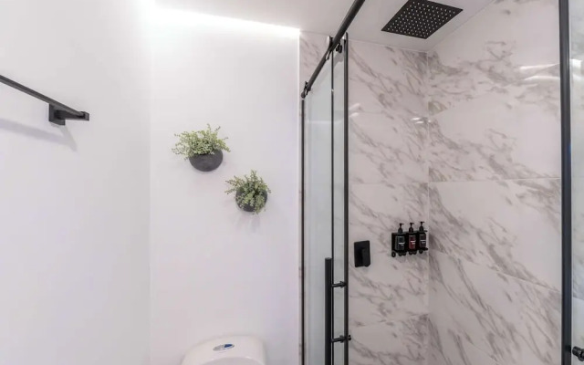 w Elegant 3BR w Outdoor Balcony