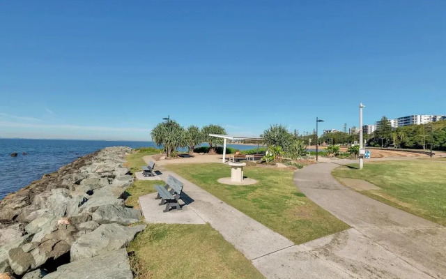 Tranquil 2-bed Townhouse Close to Beach