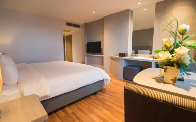 New Season Square Hotel