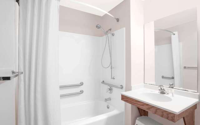 Days Inn by Wyndham Madison NE/Windsor