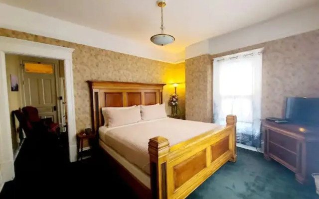 Hickory House Inn