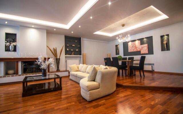 Akrata's Elegant Luxury Suite