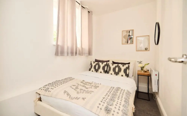 The Streatham Crib - Bright 2bdr Flat
