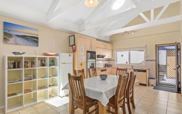 Black Dolphin Waterfront Townhouse - Bay Views