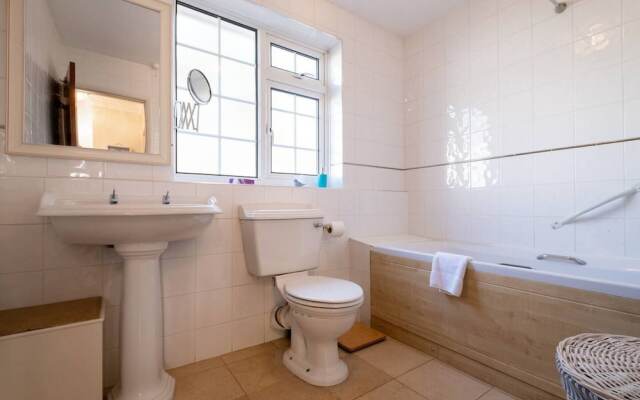 House With Sauna, hot Tub, gym & Parking