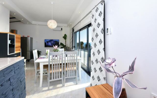 Stunning Home in Podstrana With Jacuzzi, Wifi and 7 Bedrooms