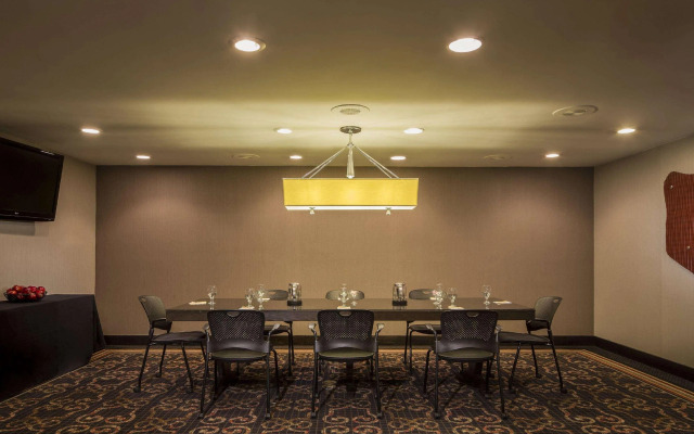 DoubleTree by Hilton Hotel Raleigh Brownstone University