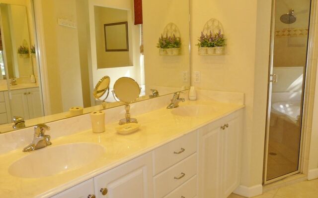 Peaceful Home With Pool and Steps to Beach/dining