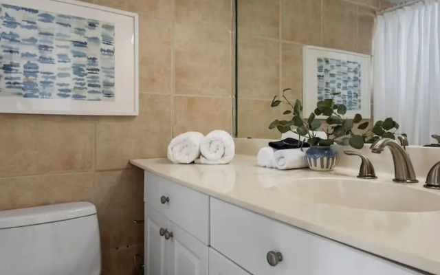 Bayshore Bliss- Cozy Space Pool Views