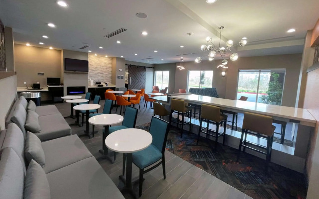 La Quinta Inn & Suites by Wyndham Sulphur (Lake Charles)