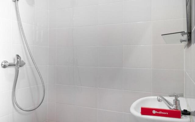 Reddoorz Near Puri Indah Lippo Mall 2