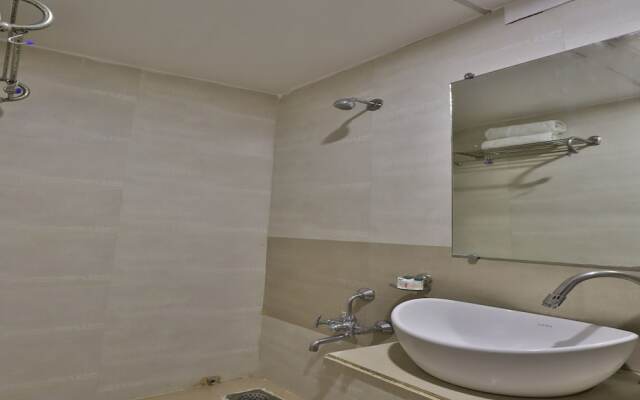 OYO 6949 New Rajdhani Hotel