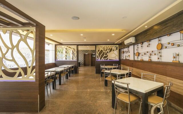 Capital O 13184 Savi International