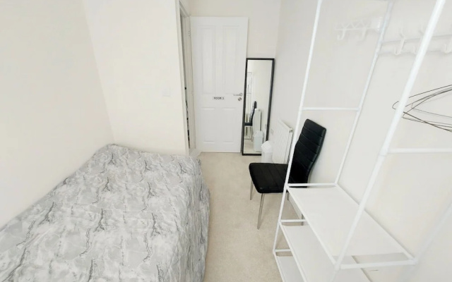 Room in Guest Room - Single Room in 3-bed Home, Full Kitchen, Shared Bathroom