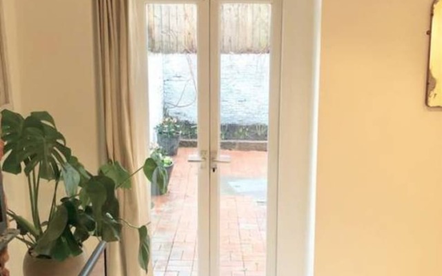 Modern 1 Bedroom Flat in Battersea With Patio