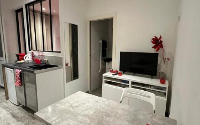 Studio tout équipé avec chambre indépendante