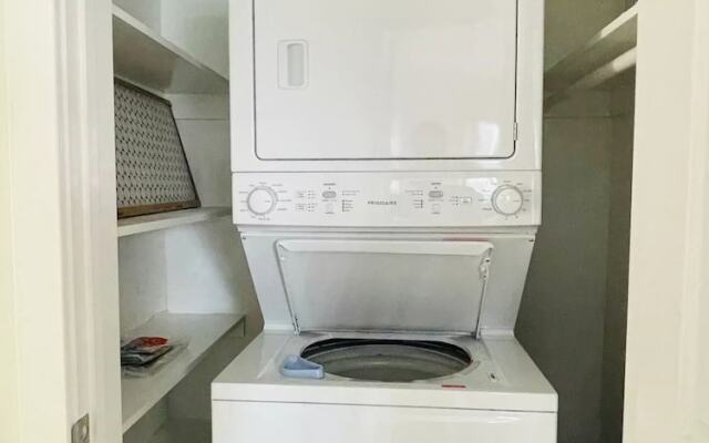 Walkable OTS Mid Century Condo-Pool