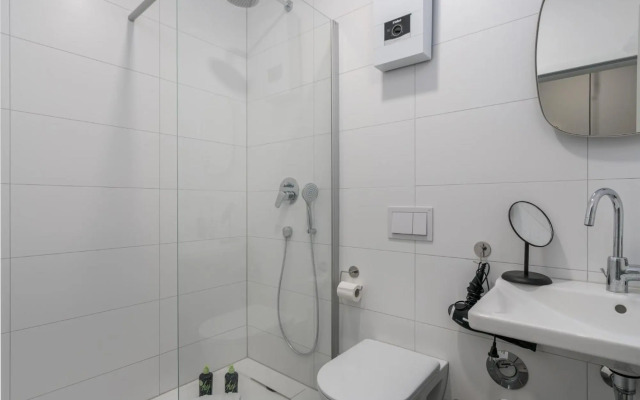 BRIGHT: Stylish & Central - Kitchen - Netflix