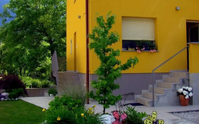 Apartment and Rooms HISA SONCA