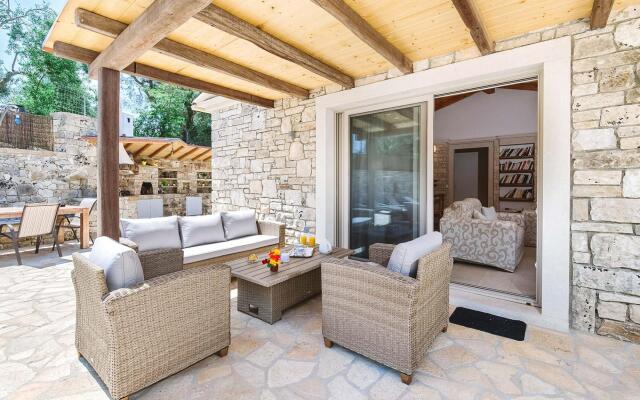Aristea - 2 BR Villa Surrounded by Olive Groves