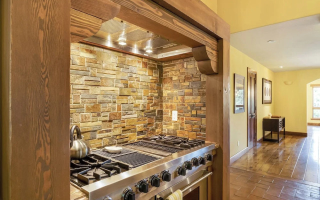 Star Haven Retreat 5 BDR Stunner!