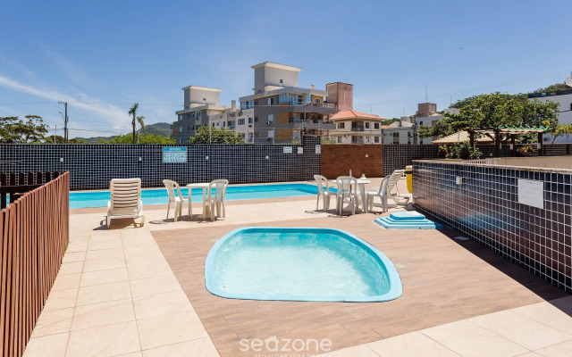 Apto em cond. com piscina a 700m da praia CMC101