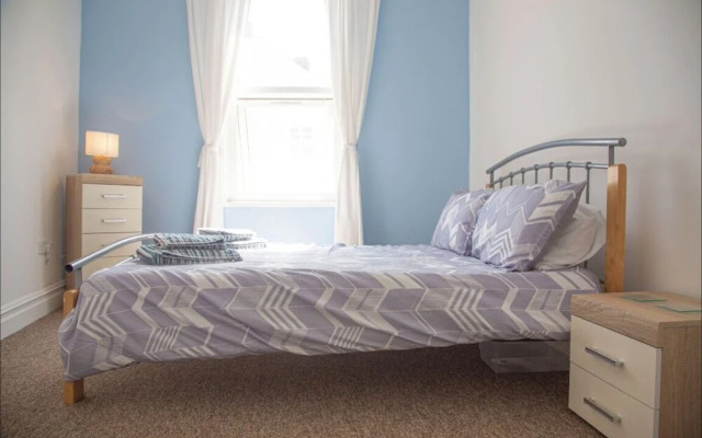 Spacious 4 Bedroom House in Plymouth City Centre