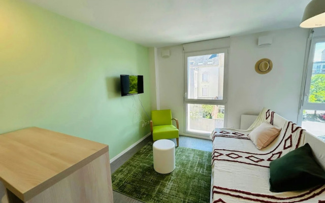 We Live In R - Suite 403