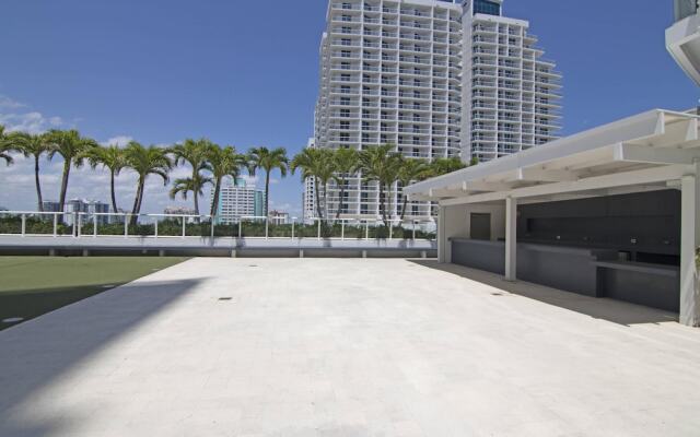 Sapphire Suite Beachfront, Gym + Pool!