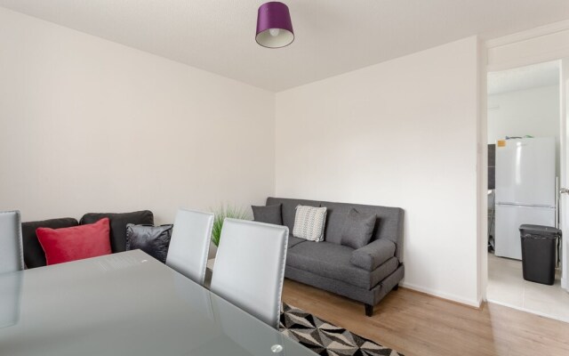 Bright 2 Bedroom Flat in Acton