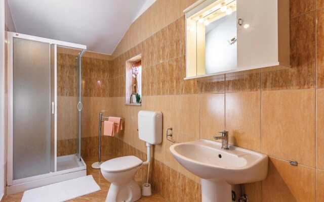 Amazing Home in Krnica with Hot Tub, WiFi & 4 Bedrooms