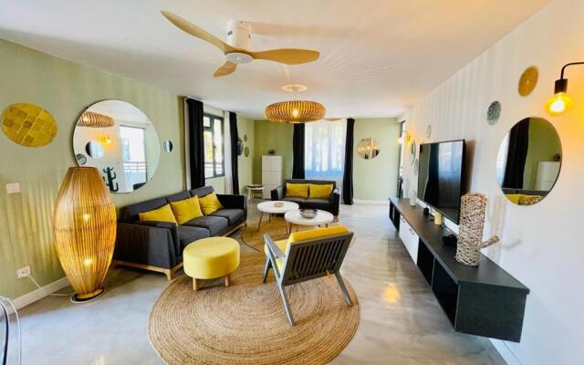 LUXURY BRAND NEW apartment - Excellent location 50m from the beach, restaurants, bars, shops