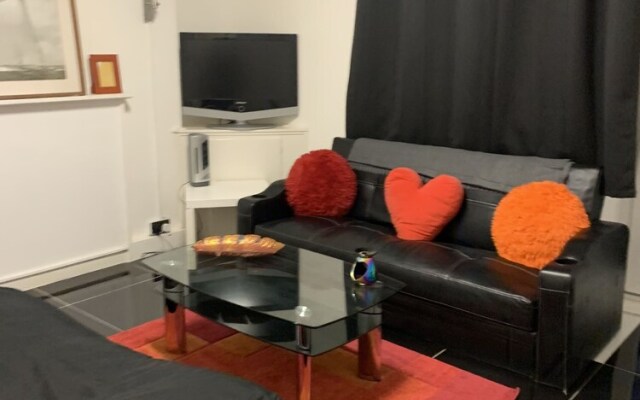 Very Conv 1-bed Apartment With Views of London