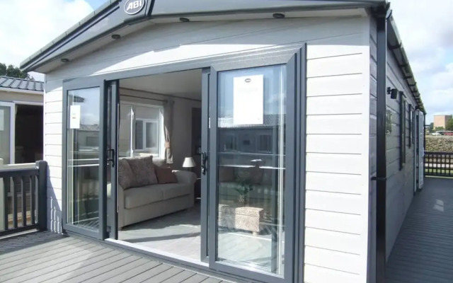 Captivating Bluebell Lodge 2-bed Cotswolds Caravan