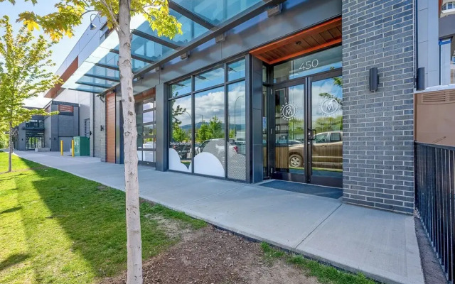 AQUA Corner Unit w Amazing View 614