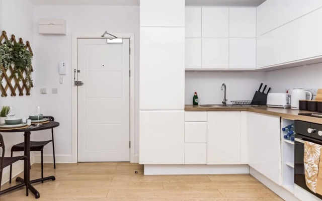 Elegant Central Private Parking Leisure Contractor