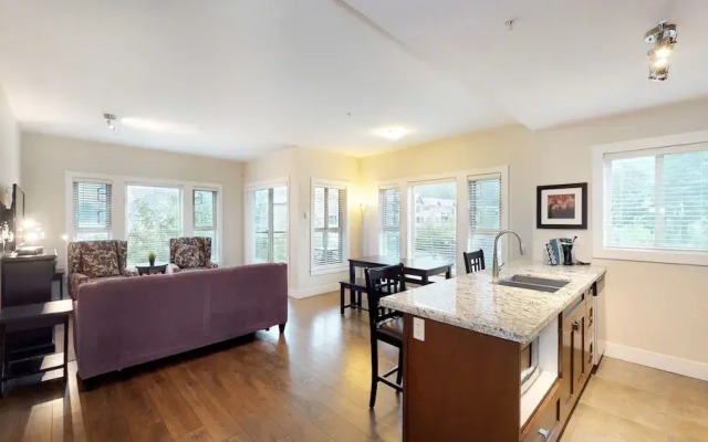 Harrison Lake View Suites