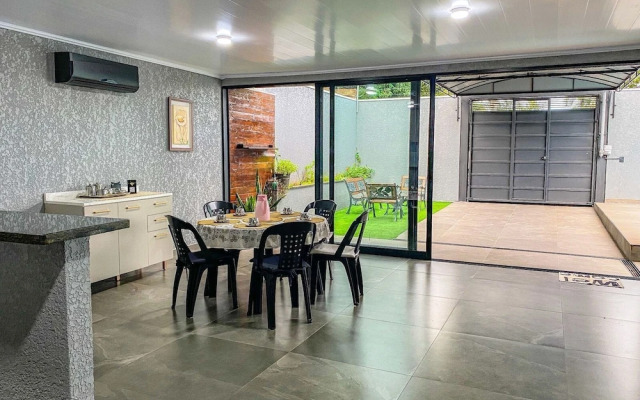 Casa Central piscina e AC para 8 hospede