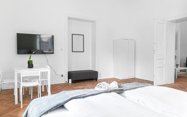 Joyful Apartments at Superb Location near AKH Hospital