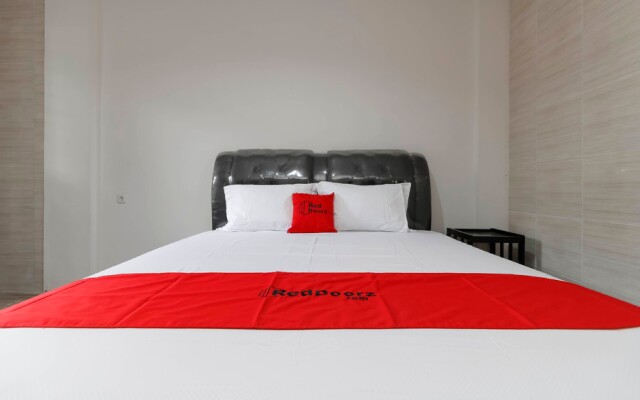 RedDoorz Plus near RS Royal Prima